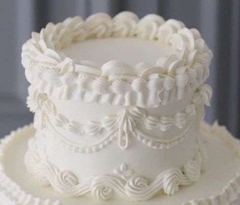 One Tier Vintage Cake, White Vintage Cake Aesthetic, White One Tier Cake, White Mini Cake, Monochrome Vintage Cake, White Piped Cake, Vintage Wedding Cake One Tier, Old Fashion Wedding Cakes, Ruffle Cake Design