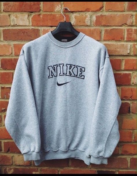 Sweater Nike, Vintage Nike Sweatshirt, Shirts Nike, Outfits Vintage, Grey Sweats, Vintage Pullover, Vintage Pullovers, Pullover Outfit, Nike Pullover