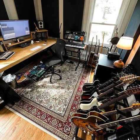 Home Studio Room Ideas, Guitar Home Studio, At Home Studio Set Up, Small Home Music Studio, Musician Room Ideas, Producer Room, Pedalboard Aesthetic, Home Studio Aesthetic, Musician Room Aesthetic