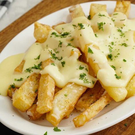 Cheesy Chips Cheesy Chips, Cheesy Fries, Fried Chips, Crispy Chips, Homemade Chips, Cheesy Sauce, Chips Recipe, Cheesy Potatoes, Creamy Cheese