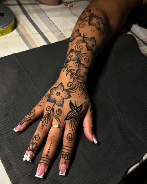 😍😍😍😍😍 pretty girls love henna ! Half sleeve + hand combo for $55 Can’t beat that !! sale ends 08/15 📌🗓️ . . . Book me for your henna boo! 💖 Located : Polk county FL 📍 Come to the Henna trap & get Henna’d girla 🔥 . . . If viewing follow // @thehennatrap to view more 💖 #henna #hennadesign #hennaartist #hennatattoo #hennadesigns #hennainspire #hennalove #hennafun #polkhenna #tampahennaartist #tampahenna Red Henna Designs Hands, Yin Yang Henna Designs, Henna Designs Upper Arm, Henna Tattoo Sleeve Arm, Whole Arm Henna, Henna Designs Detailed, Henna Tattoo Designs Sleeve, Henna Ideas Leg, Henna Designs Sleeve