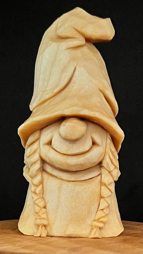 Christmas Wood Carving Ideas, Gnome Woman, Gnome Carving, Whittling Patterns, Woodcarving Ideas, Chainsaw Wood Carving, Wood Carving Art Sculpture, Wood Carving Faces, Dremel Carving