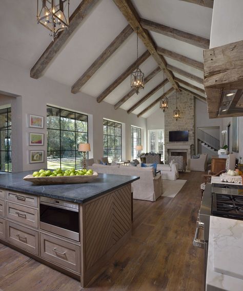 Farmhouse Idea, Exposed Beams, Open Concept Kitchen, Modern Farmhouse Kitchens, Barn House Plans, Wood Beams, Farmhouse Living, Barn House, Design Case