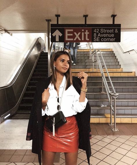 Red Leather Skirt Outfit, Red Mini Skirt Outfit, Red Leather Mini Skirt, Leather Dress Outfit, Emelie Lindmark, Red Leather Skirt, Shiny Skirts, Leather Skirt Outfit, White Shirt Outfits