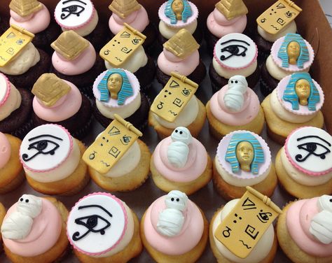 Egyptian themed cupcakes from The Cupcake Shoppe in Raleigh. Cosmetology Cake, Makeup Cupcakes, Tiffany Cupcakes, Egyptian Themed Party, Cakes Cute, Egyptian Party, Vintage Cupcakes, Chanel Cake, Egyptian Theme