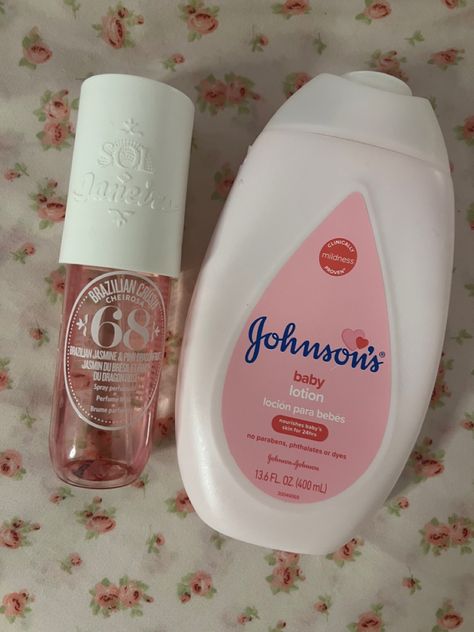 johnson’s baby powder lotion and pink sol de janerio mist Coquette Body Wash, Powder Smell Perfume, Pink Bodycare Aesthetic, Baby Scented Shower Routine, Powder Scent Perfume, Pink Body Care Products, Coquette Body Care, So Spray Aesthetic, Baby Powder Aesthetic