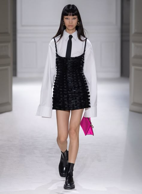 Valentino Runway Dresses, Winter Outfits Paris, Valentino Fall 2023, Paris Fashion Week Outfits, Valentino Runway, Paris Fashion Week Runway, Fashion Week Outfit, Valentino Fashion, Fashion Week Runway