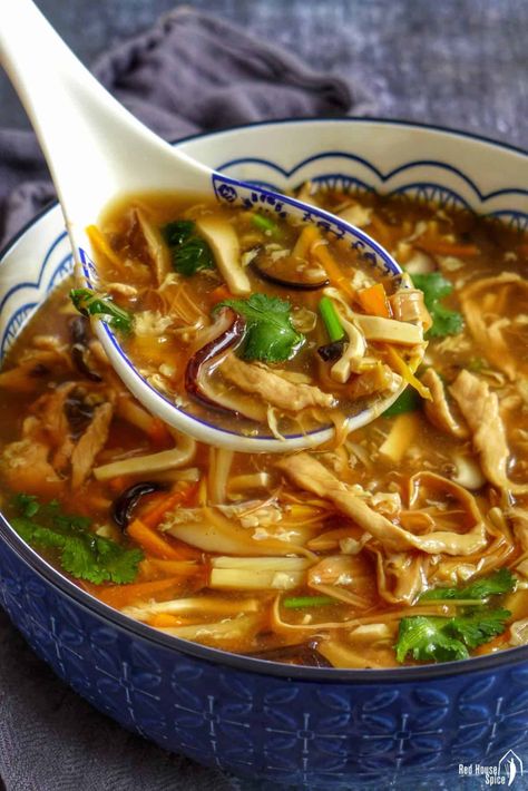 Sukiyaki Recipe, Asian Soup Recipes, Chinese Soup Recipes, Asian Soups, Authentic Chinese Recipes, Soup Dish, Hot And Sour Soup, Taiwanese Food, Easy Chinese Recipes