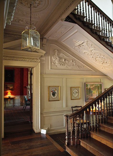 Town and Country Foyer Decorating, Victorian Interiors, England Townhouse, English Money, Georgian Interiors, House Staircase, English Interior, Friend Logo, English Decor