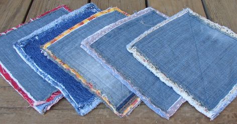 Denim Potholders, Potholder Diy, Denim Placemats, Blue Jean Crafts, Jean Projects, Diy Old Jeans, Trendy Sewing Projects, Sewing Jeans, Jeans Crafts