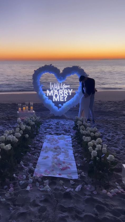 Marry Me On The Beach, Proposal At The Beach Ideas, Wedding Proposals Aesthetic, Beach Engagement Decor, Dream Proposal Aesthetic, Aesthetic Beach Proposal, Beautiful Proposals Ideas, Wedding Proposal Aesthetic, Engagement Proposal Ideas With Family