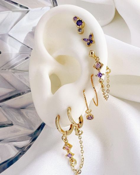 KIMCH | DAINTY JEWELLERY on Instagram: “Loving this pretty purple earstack! 💜✨ What theme stack would you like to see? #purplejewellery #purplejewelry #purplegems…” Cool Stacked Earrings, Purple Earring Stack, Maximalist Earring Stack, Colorful Earring Stack, Purple Earrings Aesthetic, Purple Piercings, Purple Jewelry Aesthetic, Piercing Stack, Gold Earrings Aesthetic