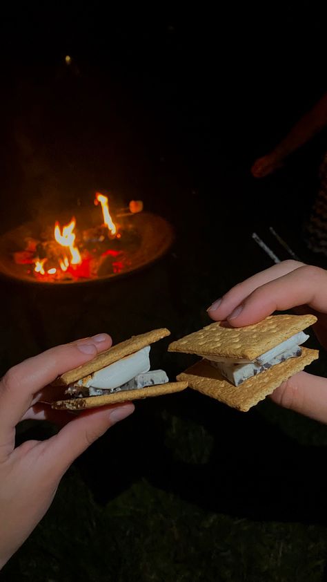 Fall Smores, Sweet Sixteen Birthday Party Ideas, S Cookies, Dream Dates, Camping Friends, The Quiet Ones, Camping Aesthetic, Roasting Marshmallows, Summer Fun List