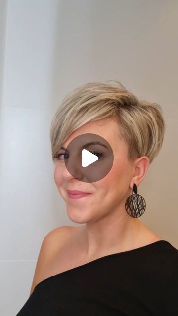 Sharon Stone Short Hair, Short Hair Styling, Hair Styling Tips, Growing Out Short Hair, Haircut Design, Hair Undercut, Curly Hair Photos, Haircut Curly, Hairstyles For Medium Length Hair Easy