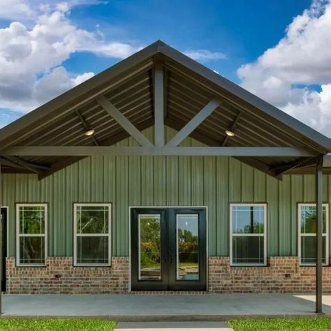 Barndominium Ideas Exterior Green, Barndominium With Shutters, Hunter Green Barndominium, Barndominium Christmas Decor, Green Barndominium Exterior, Green Barndominium, Barndo Exterior, Exterior Color Ideas, Barndominium Farmhouse