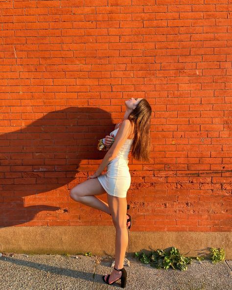 Red Brick Wall Photoshoot, White Brick Wall Instagram Pictures, Brick Wall Background Photography Posing Ideas, Brick Wall Photoshoot Ideas Aesthetic, White Brick Wall Photoshoot, Brick Wall Instagram Pictures, Brick Wall Pictures Ideas Instagram, Senior Photos Brick Wall, Brick Wall Poses