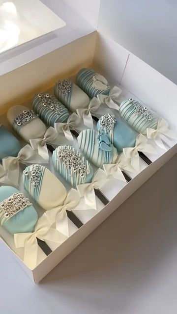 Light Blue Cakesicles, Winter Wonderland Cakesicles, Winter Cakesicles, Gender Reveal Cakesicles, Blue Cakesicles, Cakesicles Ideas For Birthday, Baby Shower Cakesicles, Baby Shower Treats Boy, Baby Shower Sweets Table