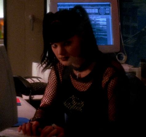 Season 1 Episode 23 Abby Ncis Outfits, Abby Ncis Aesthetic, Abby Ncis, Ncis Abby Sciuto, Ncis Season 1, Ncis Abby, Abby Sciuto, Pauley Perrette, Punk Pins