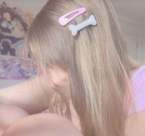 Pink Hair Clips Aesthetic, Cutecore Hair Clips, Cutecore Hair, Cutecore Hairstyles, Cutecore Accessories, Cute Core Room, Hair Clips Hairstyles, Hair Clips Aesthetic, Cute Egirl