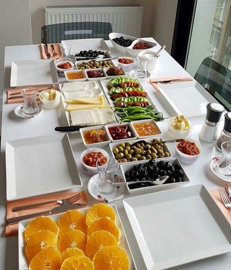 Breakfast Presentation, Beautiful Breakfast, Turkish Breakfast, Gourmet Breakfast, Healthy Recipes Easy Snacks, Delicious Appetizer Recipes, Food Table, Healthy Snacks Easy, Evening Meals