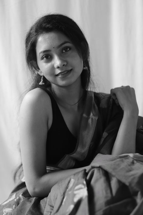 Self Saree Potrait, Potraits Pics Ideas, Indoor Saree Photoshoot Ideas, Self Potraits Idea Aesthetic, Saree Potrait, Saree Black And White, Ethnic Photoshoot, Desi Photoshoot, Saree Aesthetic