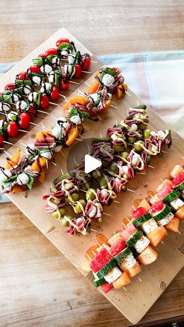 Samantha Bauchmann on Instagram: "APPETIZER SKEWERS 4 WAYS // april showers part 2 (a series of baby/bridal shower  + general dinner party ideas)! i love that these are so easy to prep and can cater to a variety of flavors and preferences - perfect for a crowd! #appetizers #skewers #partyideas   SKEWERS: TRADITIONAL CAPRESE - mozzarella balls, cherry tomatoes, basil leaves, balsamic glaze, maldon salt SPRING CAPRESE - peace slices, prosciutto, mozzarella balls, balsamic glaze, honey FETA + MELON -  watermelon, cantaloupe, feta, cucumber, hot honey, tajin SALTY + SAVORY - garlic stuffed olives, italian salami, marinated mozzarella balls, cochrans, honey mustard" Kabob Party Ideas, Caprese On A Stick, Melon Charcuterie Board, Melon And Prosciutto Appetizers, Caprice Skewers, Italian Skewers Appetizers, Mini Skewers Appetizers, Backyard Appetizers, Appetizer Platter Ideas