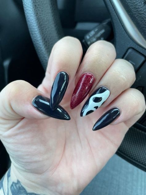 Nails Acrylic Ghost Face, Acrylic Nails Halloween Simple, Horror Nails Almond, Nail Designs Ghost Face, Easy Ghost Face Nails, Simple Ghostface Nails, Simple Ghost Face Nails, Horror Nails Easy, Ghostface Acrylic Nails