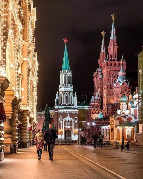 3 mentions J’aime, 0 commentaires - iStielly (@stiel_ryk) sur Instagram : "Moscow at night. #moscow #moscowrussia #redsquare #kremlin #nightphotography #streetphotography…" Best Pictures, Moscow Russia, Night Photography, City Lights, Cologne Cathedral, Beautiful Views, Barcelona Cathedral, Moscow, Street Photography