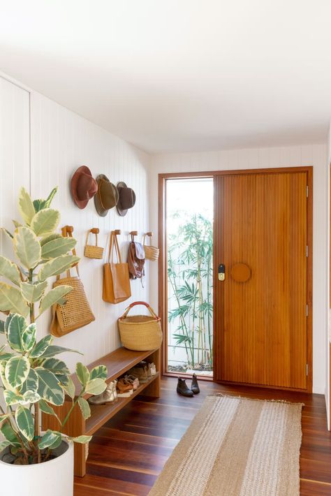 Photo 6 of 15 in An Australian Renovation Weaves Together Indoor Spaces With Lush Gardens for a Year-Round Oasis - Dwell Mid Century Modern Hallway Entryway, Australian Renovation, Aesthetic Interior Design, Studio Interior Design, 아파트 인테리어, Home Entrance Decor, Studio Interior, Rug Floor, A Living Room