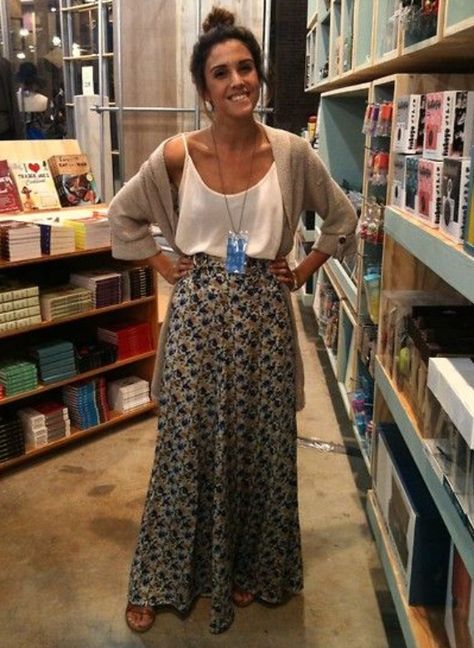 Printed maxi skirt. Flowy tank. Cardigan. Sandals. Causal Business Outfits For Women Summer, Long Skirts With Loafers, Black Maxi Skirt Outfit Ideas Summer, Bohemian Street Style, Boho Work Outfit, Cozy Knitwear, Rok Outfit, Black Pinterest, Mode Hippie