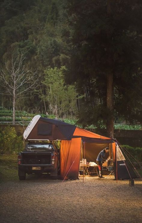 Auto Camping, Rooftop Tent Camping, Bil Camping, Truck Bed Tent, Tenda Camping, Camping Sauvage, Kombi Home, Camping Set Up, Car Tent