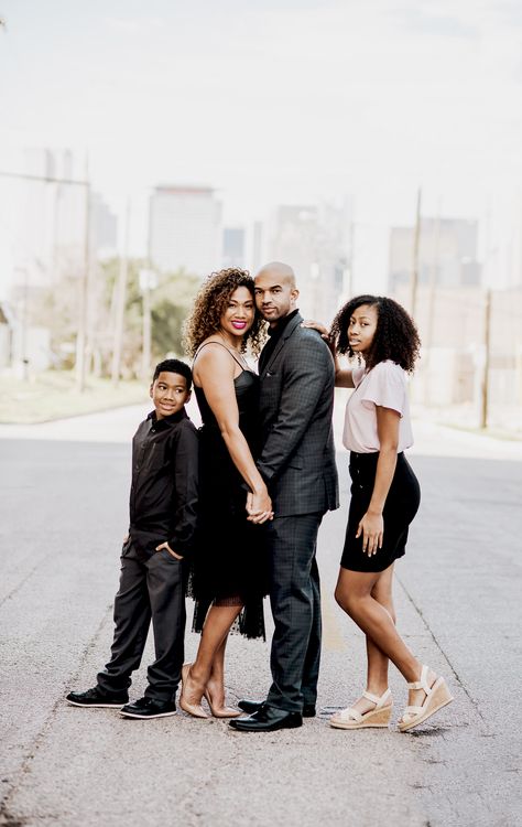 Family Portrait Poses 4 People, Downtown Photoshoot Family, Poppy Photoshoot, City Family Photoshoot, Adult Family Photos, Urban Family Photos, Modern Photoshoot, Couples Downtown, Rooftop Photoshoot