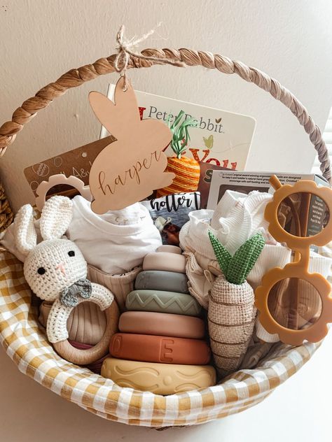 Newborn Easter Basket, Simple Easter Baskets, Easter Basket Themes, Creative Easter Baskets, Boys Easter Basket, Baby Easter Basket, Easter Gift Boxes, Girls Easter Basket, Idee Babyshower