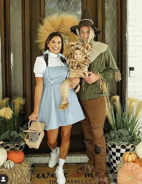 Family Costumes Wizard Of Oz, Fam Halloween Costumes, Cool Family Costumes, The Wizard Of Oz Family Costumes, New Family Halloween Costumes, Family Halloween Costumes Wizard Of Oz, Wizard Of Oz Couples Costume, Iconic Family Halloween Costumes, Up Movie Costume Ideas