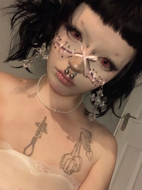 Bodypainting, Pink Contacts Makeup, Alternative Makeup Hooded Eyes, No Eyebrows Makeup, Funky Makeup, Pink Lenses, Punk Makeup, Alt Makeup, Graphic Makeup