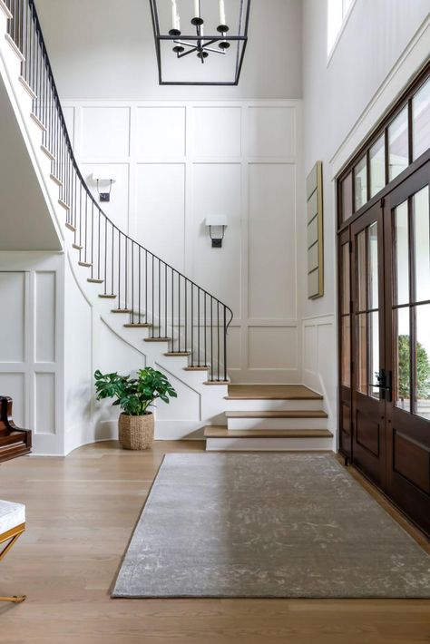 Foyer Wallpaper Ideas, Modern Contemporary Staircase, Foyer Designs, Foyer Wallpaper, Transitional Staircase, Farmhouse Entry, Staircase Designs, Traditional Staircase, Contemporary Staircase