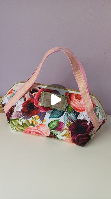 Moni Malene on Instagram: "Taffy

#couture
#gabarit
#faitmain
#diy
#passioncouture
#sewing
#template
#handmade
#doityourself
#coutureaddict
#sewingproject
#gabaritcouture
#artisanat
#creatif
#sewcialists
#sewingpatterns
#coudre
#sewist
#couturefemme
#tuto
#sewingtips
#couturedebutant
#makersgonnamake
#fashiondesigner
#sewinglove
#couturesurmesure
#couturetuto
#sewingcommunity
#patroncouture
#sewsewsew" Couture, Handmade Bags Tutorial, Sewing Makeup Bag, Sewing Template, Tote Bags Sewing, Sewing Purses, Diy Purse, Pouch Pattern, Taffy