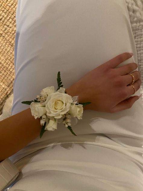 Wrist corsage for school ball with white dress White Corsage Prom, Gold Corsage Prom, Corsage Formal, Prom Corsage White, Gold Corsage, Prom Flowers Corsage, White Corsage, Homecoming Flowers, Cute Prom Proposals