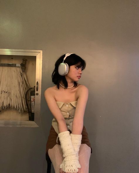 girl sitting with hand warmers, aesthetic picture ideas Tagaytay Outfit, Tagaytay Outfit Ideas, Light Academia Instagram, White Stockings Outfit, Hand Warmers Crochet, Aesthetic Pearl Necklace, Crochet Ideas Aesthetic, Acubi Outfit, Pearl Necklace Outfit