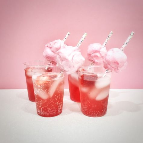 Cotton Candy Drinks, Cotton Candy Cocktail, Cocktails And Mocktails, Candy Cocktails, Cocktail Drinks Alcoholic, Candy Drinks, Themed Drinks, Drinks Alcohol Recipes, Alcohol Recipes