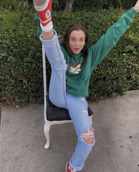 Emma Chamberlain Outfit, Red Converse Outfit, Emma Chamberlain Outfits, Outfit Converse, Mode Ulzzang, Red Converse, 70s Outfits, Emma Chamberlain, Outfits With Converse