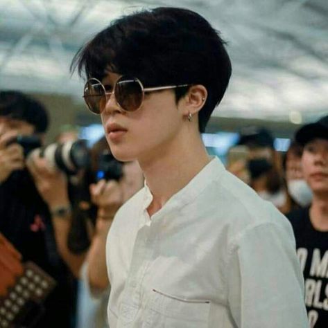 Jimin wearing glasses is so fvcking hot😳 | Park Jimin Amino Jimin Airport Fashion, Jimin Black Hair, Bts Airport, Jimin Icons, Park Ji Min, Wearing Glasses, One Shot, Park Jimin Bts, Airport Style