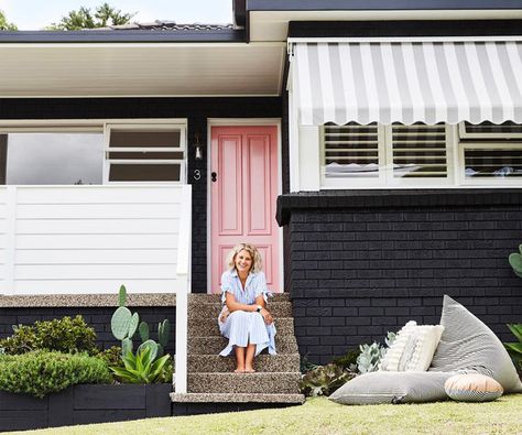 10 dark home exteriors that dare to be different Exterior Bungalow, Dark Home Exterior, Painted Bricks, Pink Front Door, Exterior Wall Cladding, Best White Paint, Bungalow Renovation, Red Brick House, Cottage Style Homes