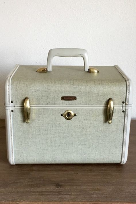 Decoupage Suitcase, Vintage Suitcase Decor, Suitcase Furniture, Suitcase Display, Painted Suitcase, Suitcase Decor, Old Luggage, Suitcase Vintage, Diy Suitcase