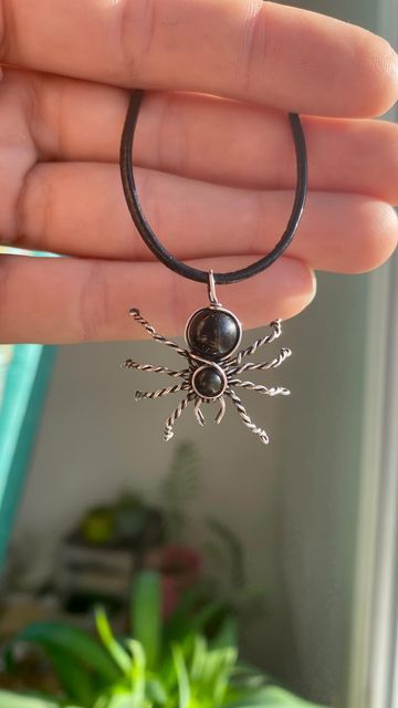 Bead Spiders How To Make, Insect Jewelry Diy, Bead Bugs, Bead Spider, Homemade Jewellery, Halloween Jewelry Diy, Crafty Jewelry, Wire Bending, Diy Wire Jewelry Rings