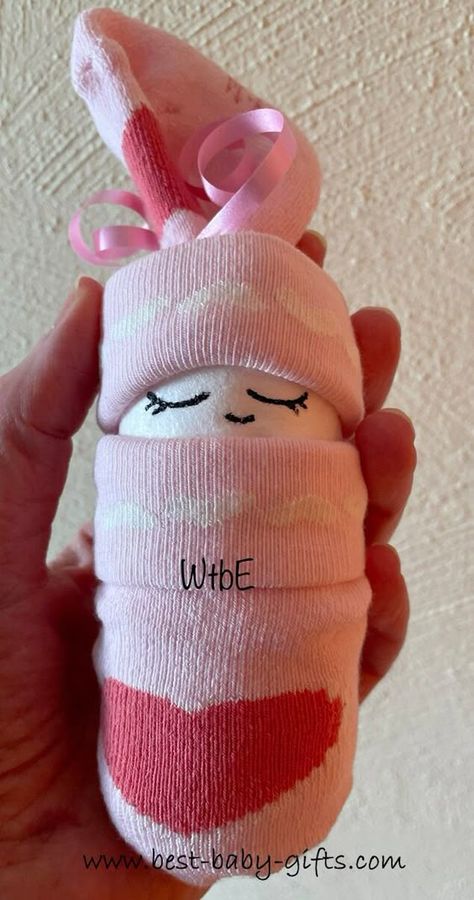 one diaper baby with sleeping eyes in pink Cute Baby Gifts For Boys, Diaper Present Ideas, Diaper Ideas For Baby Shower Diy, Egg Baby Project Ideas, Diy Baby Shower Gifts Homemade, Cute Ways To Wrap Baby Shower Gifts, Baby Gift Wrapping Ideas, Diaper Gift Ideas, Homemade Baby Shower Gifts