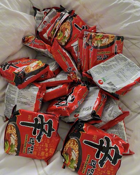 Shin Ramen, Korean Ramen, Japanese Food Sushi, Food Babe, Healthy Lifestyle Food, Yummy Comfort Food, Sweet Snacks Recipes, Grocery Shop, Food Obsession