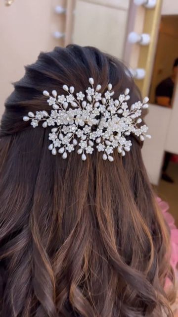 Hairstyles For Bride For Reception, Hair Styles Reception, Reception Hairstyles For Short Hair, Bride Hairstyles Indian Wedding Reception, Haïr Style For Wedding Function, Hair Styles For Christian Bride, Hairstyle For Wedding Reception, Hairstyle Engagement Hair Ideas, Open Haïr Style For Wedding