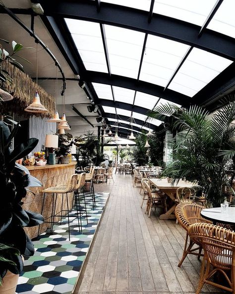 chic aesthetic Cafe Plants, Laura Gonzalez, Restaurants In Paris, Table Restaurant, Cafe Concept, Decoration Restaurant, Cafe Terrace, Restaurant Paris, Coffee Shops Interior