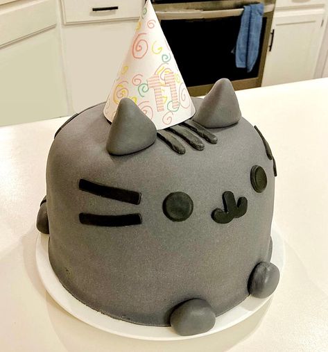 My daughter is a big fan of Pusheen. So I surprised her with this cute Pusheen cake for her 11th birthday. Finished in Wilton Fondant, mixed their white and black to get a custom grey color. Sugar Cookie Valentines, Valentines Cookies Decorated Ideas, Pusheen Cake, Cookie Valentines, Cute Pusheen, Valentines Day Cupcakes, Sampul Notebook, Pusheen Birthday, Photoshoot Valentines